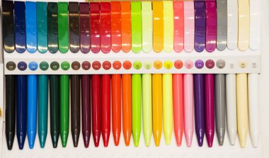 çok renkli plastik tükenmez kalemler beyaz masada
