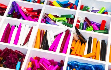 çok renkli plastik parçalanmış tükenmez kalemler kutularda, kapat