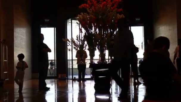 客人们 游客们来了又去宾馆的大堂 — 图库视频影像