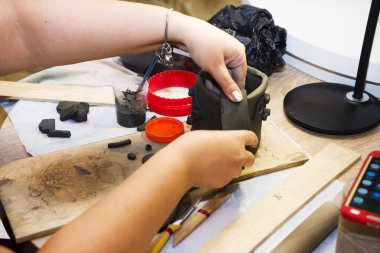 Bayan potter kil, usta eller yakın çekim ile çalışır, kneads ve daha önce kil nemlendirir