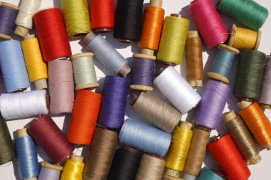 Çok renkli iplik dikiş, arka plan için kümesi. Üstten görünüm.