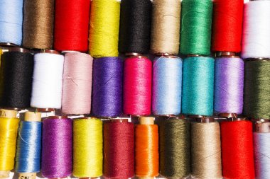 Çok renkli iplik dikiş, arka plan için kümesi. Üstten görünüm.