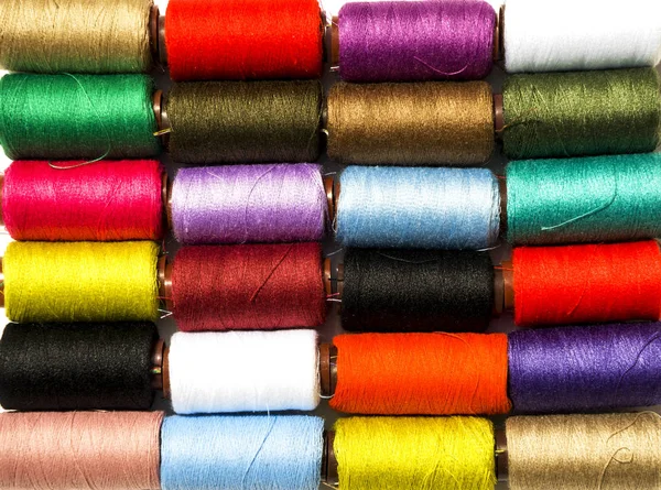 Набор разноцветных ниток для шитья, фон . — стоковое фото