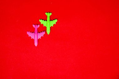 Minyatür oyuncak uçak pastel kırmızı arka plan en az gezisinde, yat ve yaratıcı kavramlar seyahat. Kopya için alan.