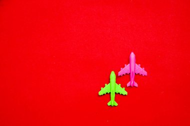 Minyatür oyuncak uçak pastel kırmızı arka plan en az gezisinde, yat ve yaratıcı kavramlar seyahat. Kopya için alan.