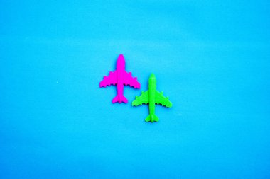 Minyatür oyuncak uçak mavi arka plan en az gezisinde, yat ve yaratıcı kavramlar seyahat. Kopya için alan.