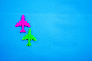 Minyatür oyuncak uçak mavi arka plan en az gezisinde, yat ve yaratıcı kavramlar seyahat. Kopya için alan.