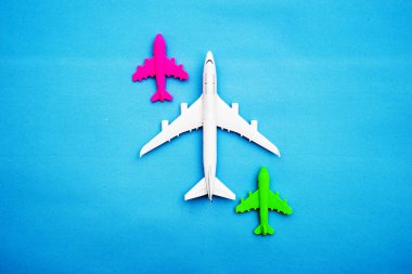 Minyatür oyuncak uçak mavi arka plan en az gezisinde, yat ve yaratıcı kavramlar seyahat. Kopya için alan.