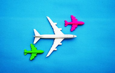 Minyatür oyuncak uçak mavi arka plan en az gezisinde, yat ve yaratıcı kavramlar seyahat. Kopya için alan.
