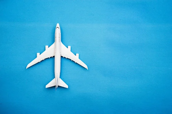 微型玩具飞机平躺在蓝色背景极小的旅行和旅行创造性的概念 复制空间 — 图库照片