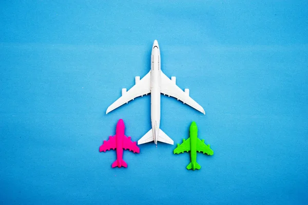 Flat lay de avião de brinquedo em miniatura em fundo azul viagem mínima e viajar conceitos criativos. espaço de cópia — Fotografia de Stock