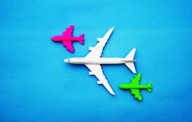 Minyatür oyuncak uçak mavi arka plan en az gezisinde, yat ve yaratıcı kavramlar seyahat. Kopya için alan.