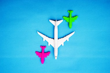 Minyatür oyuncak uçak mavi arka plan en az gezisinde, yat ve yaratıcı kavramlar seyahat. Kopya için alan.