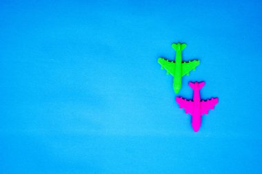 Minyatür oyuncak uçak mavi arka plan en az gezisinde, yat ve yaratıcı kavramlar seyahat. Kopya için alan.