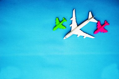 Minyatür oyuncak uçak mavi arka plan en az gezisinde, yat ve yaratıcı kavramlar seyahat. Kopya için alan.