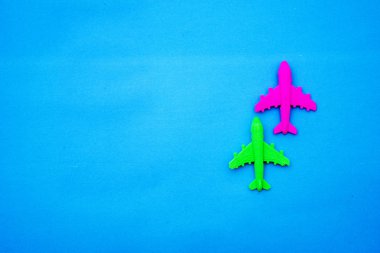 Minyatür oyuncak uçak mavi arka plan en az gezisinde, yat ve yaratıcı kavramlar seyahat. Kopya için alan.