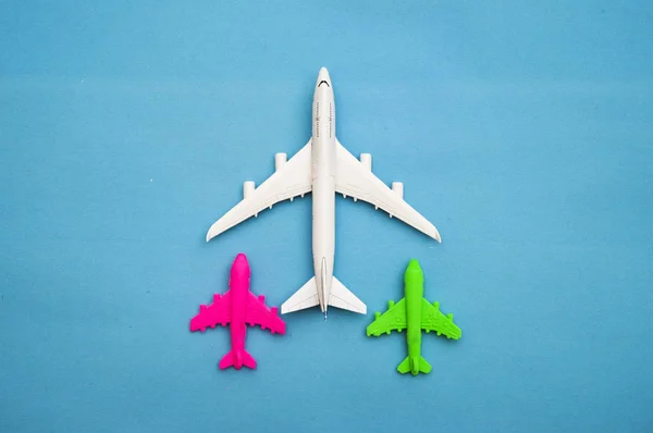 Flat Lay Avião Brinquedo Miniatura Fundo Azul Viagem Mínima Viajar — Fotografia de Stock