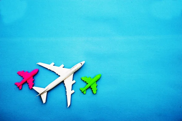 Plat Leggen Van Miniatuur Speelgoed Vliegtuig Blauwe Achtergrond Minimaal Reis — Stockfoto