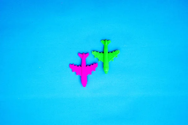 Flat Lay Avião Brinquedo Miniatura Fundo Azul Viagem Mínima Viajar — Fotografia de Stock