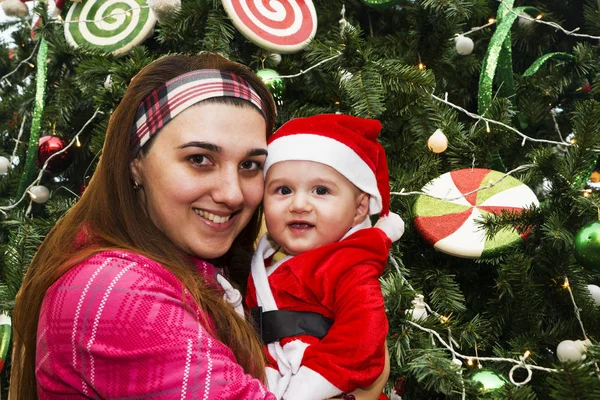 Glückliche Mutter und Sohn blicken zu Weihnachten im heimischen Wohnzimmer in die Kamera — Stockfoto