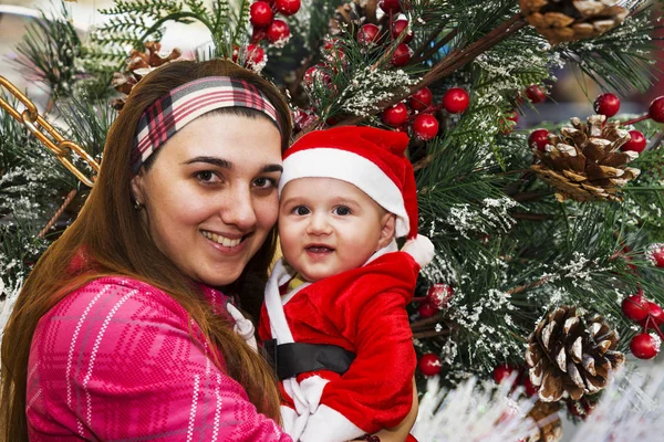 Mãe e filho felizes olhando para a câmera no Natal na sala de estar em casa — Fotografia de Stock