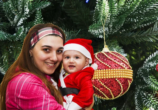 Mãe e filho felizes olhando para a câmera no Natal na sala de estar em casa — Fotografia de Stock