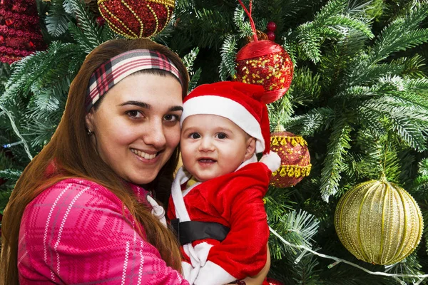 Mãe e filho felizes olhando para a câmera no Natal na sala de estar em casa — Fotografia de Stock