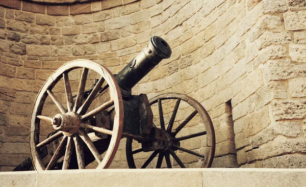 An ancient cannon close-up against the background of the fortress wall of the Old City. Baku. Republic of Azerbaijan — Stockfoto