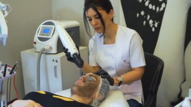 Güzellik uzmanı kadının tenini kontrol ediyor. Cilt bakımı, kozmetoloji konsepti. Kapat.
