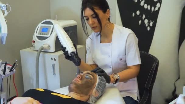 Kosmetikerin Überprüft Die Haut Von Frauen Hautpflege Kosmetikkonzept Nahaufnahme — Stockvideo