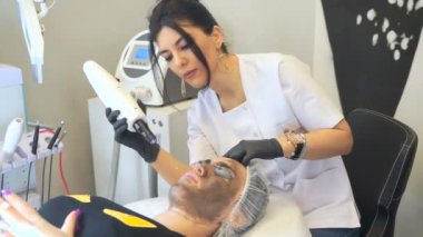 Güzellik uzmanı kadının tenini kontrol ediyor. Cilt bakımı, kozmetoloji konsepti. Kapat.