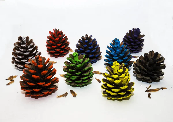 Conjunto de diferentes cones de Natal coloridos isolados no fundo branco — Fotografia de Stock