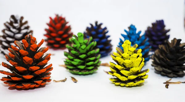 Conjunto de diferentes cones de Natal coloridos isolados no fundo branco — Fotografia de Stock