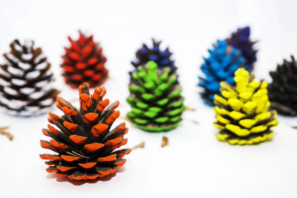 Set di coni di Natale colorati diversi isolati su sfondo bianco — Foto Stock