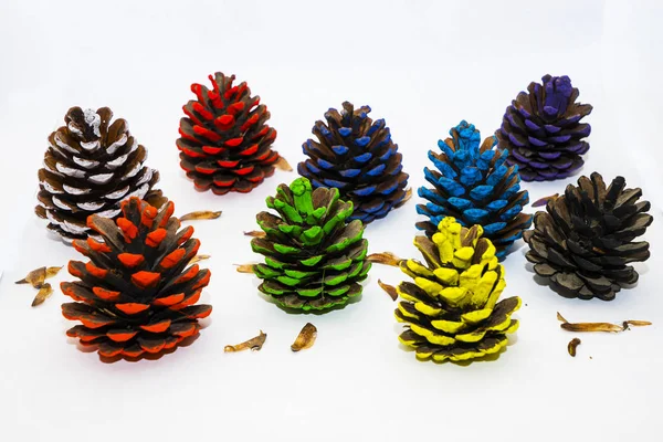 Set di coni di Natale colorati diversi isolati su sfondo bianco — Foto Stock