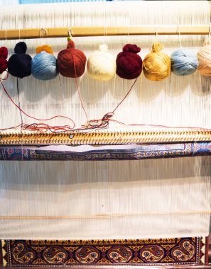 Halılar için dokuma tezgahları, çok renkli yün iplikler.