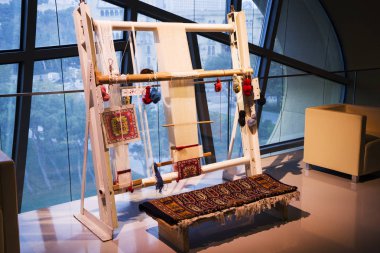 Halılar için dokuma tezgahları, çok renkli yün iplikler.