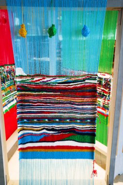 Halılar için dokuma tezgahları, çok renkli yün iplikler.