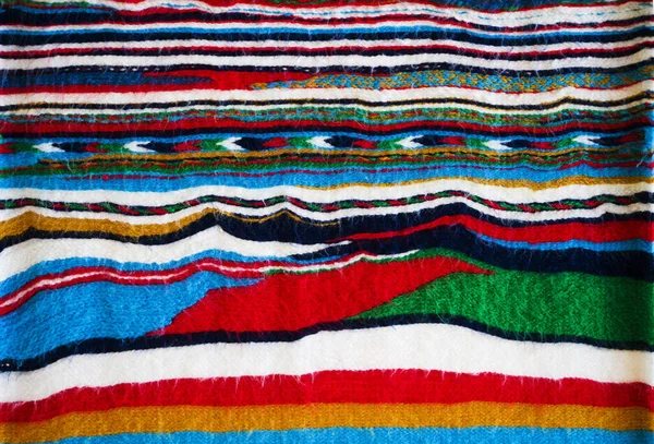 Ткацкий станок для восточных, турецких ковров, разноцветные шерстяные нити — стоковое фото