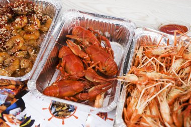 haşlanmış karides ve kabuklular ahşap bir masa, üstten görünüm üzerinde bir tabakta. Deniz ürünleri kavramı