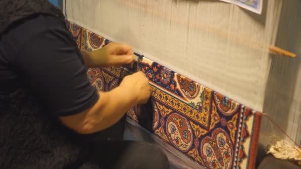 Vrouw Die Meester Tapijtweven Machine Handgemaakte Tapijten Weven Maken Meesters — Stockvideo