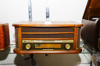 Antika dükkanında klasik gramofon..