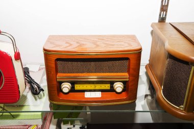 Antika dükkanında klasik gramofon.