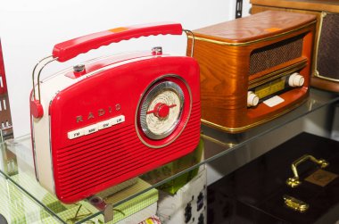 Antika dükkanında klasik gramofon..