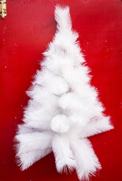 Kırmızı Zemin Üzerine Beyaz Noel Ağacı — Stok fotoğraf