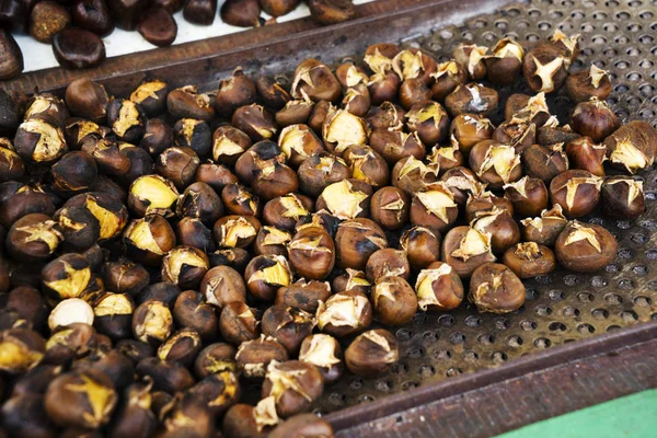 Bunch of roasted chestnuts at street wendor — Stock Photo, Image