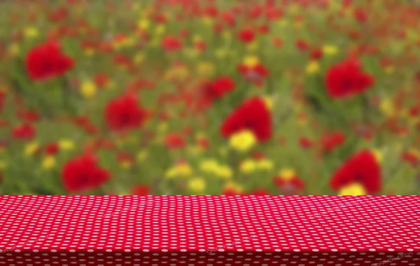 Textura Toalha Mesa Xadrez Cor Vermelha Com Fundo Campo Flores — Fotografia de Stock