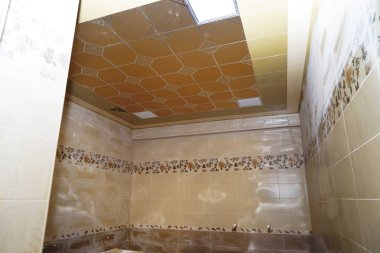 Boş iç oturma odasında yeni bir daire.