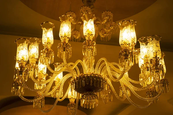 Gros Plan Magnifique Lustre Cristal Forme Ronde Suspendu Plafond Intérieur — Photo