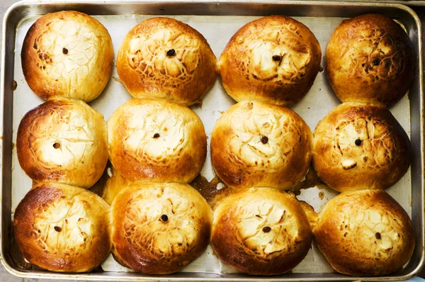 Gevlochten broodtextuur: stadium van goudbruin gebakken brood met boter en suikerglazuur. Bovenaanzicht en macro close-up opname — Stockfoto